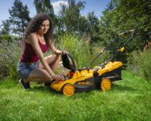Obrázek k výrobku 94850 - Riwall PRO RALM 4020i SETakumulátorová sekačka 2 x 20 V + 2x 4 Ah baterie + duální rychlonabíječka 4,5 A